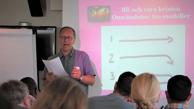 Björn Cedersjö talar om ämnet "Vägar till tro i olika kyrkor" vid utbildningen på Migrationsverket. Foto: Mikael Stjernberg.
