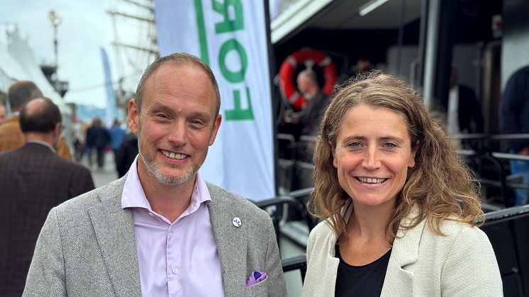 F.v. Bård Standal, videadm. direktør i Fornybar Norge og Elisabeth Baird, divisjonsdirektør for energi i Sweco.