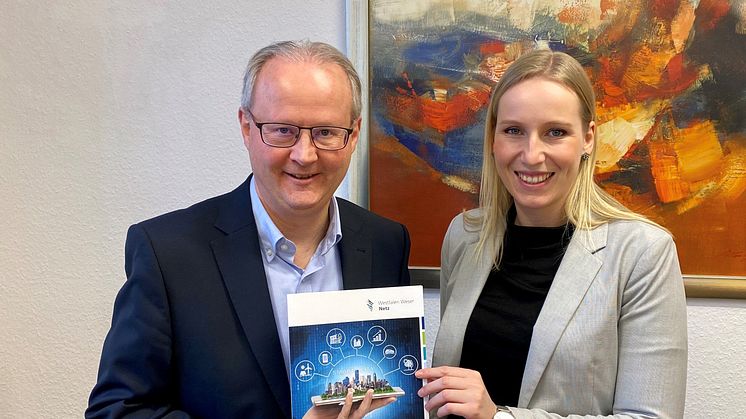Bürgermeister Hubertus Grimm und Leonie Riekschnietz, Kommunalreferentin Westfalen Weser Netz, freuen sich über den postiven Energiebericht für Beverungen.