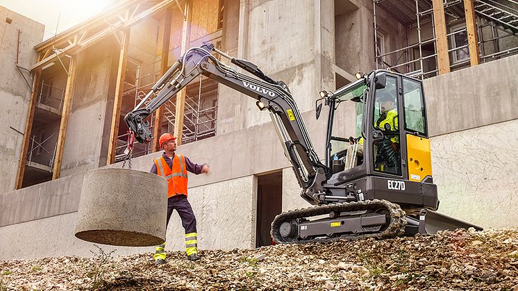 Nya Volvo EC27D minigrävare når längre, gräver djupare och lastar högre