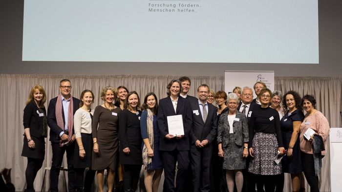 Die Projektleiterin Dr. Carina Vetye-Maler (mit Urkunde) hat gemeinsam mit ihren Kollegen den Preis für medizinische Entwicklungszusammenarbeit 2018 der EKF-Stiftung entgegengenommen. Foto: Nele Schedler