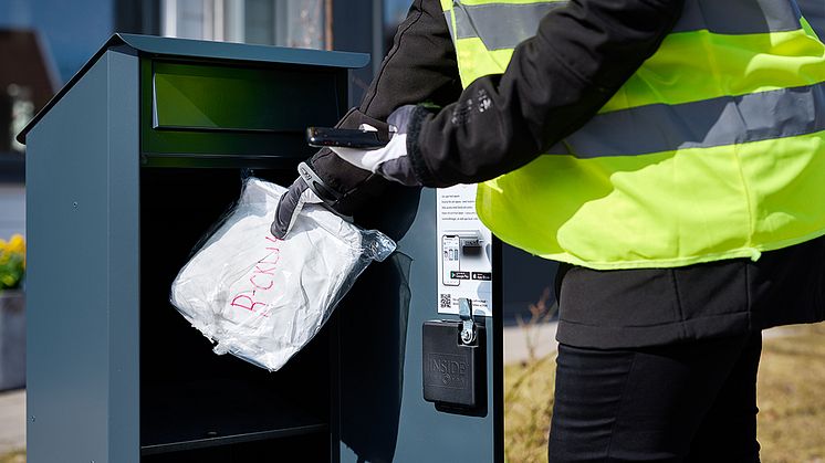 Premos tidningsbud hämtar och lämnar.