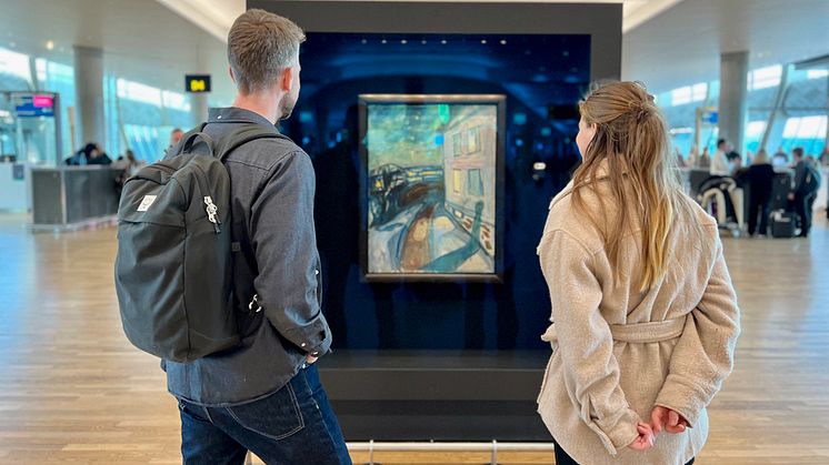 Monteret med de originale verkene av Munch står i et travelt område på utlandterminalen på Oslo lufthavn. Foto: Nora Skansen Skranefjell / Avinor