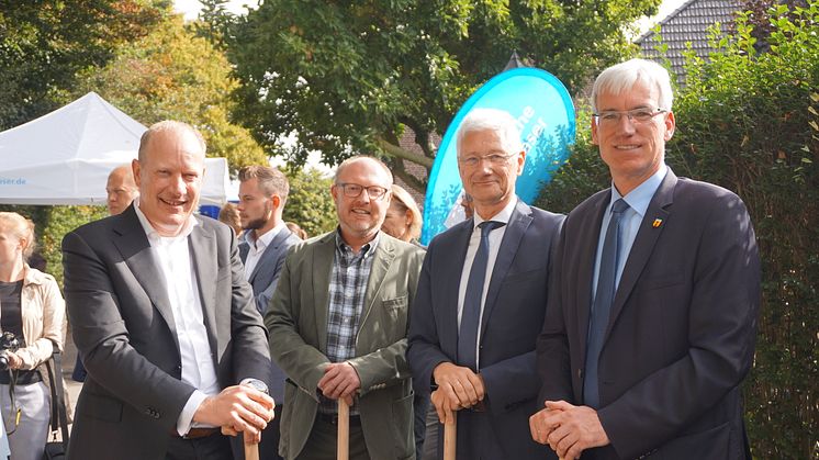 Spatenstich in Wachtendonk (v.l.): Peter Kamphuis, Geschäftsführer von Deutsche Glasfaser, Patrick Simon (Gemeinde Wachtendonk), Wolfgang Spreen, Landrat Kreis Kleve und Hans Josef Aengenendt, Bürgermeister von Wachtendonk.