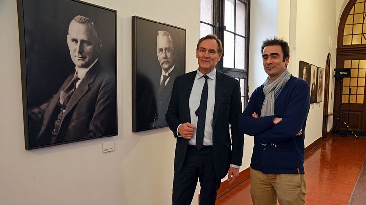 Oberbürgermeister Burkhard Jung und Fotograf Michael Bader eröffnen die neue Portrait-Galerie