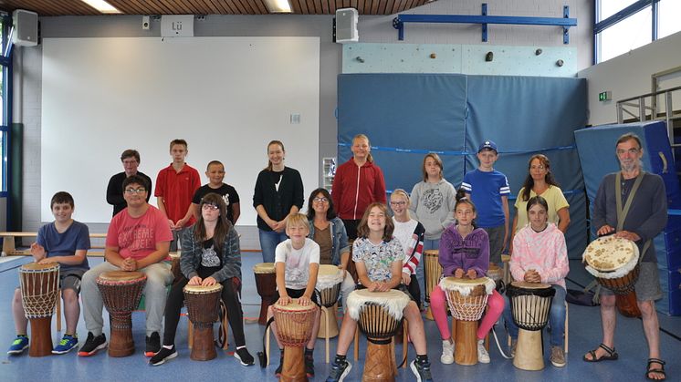 Zwei Tage trommeln: Dies stand bei den Schüler*innen der Hermann-Schuchard-Schule auf dem Programm, die nach zwei Jahren Pandemie-Pause erstmals wieder an einem musischen Workshop teilnahmen.