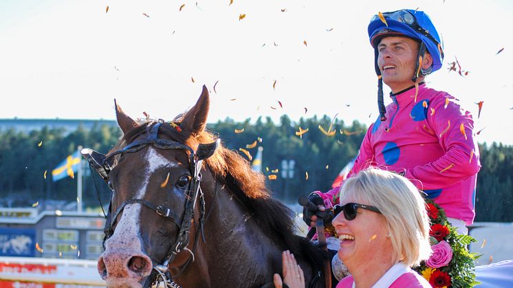 Täby Galopp september 2015. Per-Anders Gråberg och Bank of Burden efter deras fjärde Stockholm Cup-seger tillsammans. Foto: Svensk Galopp