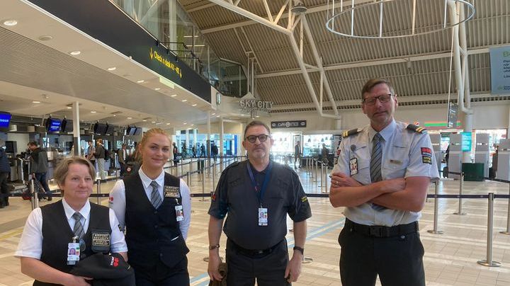 Securitas flygkontrollanter som till vardags arbetar på Malmö Airport, öppnade under veckan upp ytterligare en passage i säkerhetskontrollen på Terminal 4. Foto: Securitas Sverige.