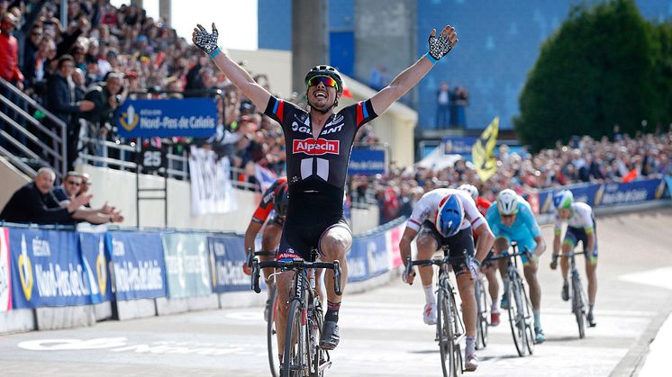 Foto: Ein großer Moment: John Degenkolb gewinnt das Rennen Paris - Roubaix und schreibt deutsche Radrenngeschichte. 