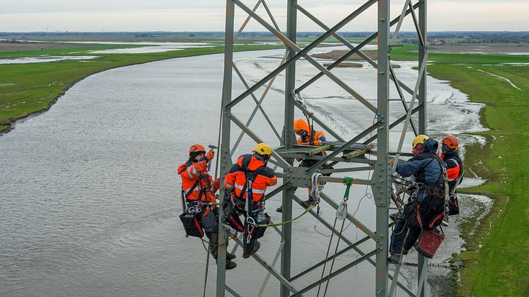 Die Monteure bereiten den Mast zum Abtransport vor. (c) Jörg Wohlfromm/SH Netz