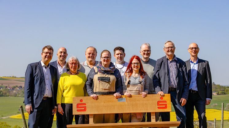 Bei der Auslieferung einer der ersten Bänke am Böddiger Berg - die Namen aller Personen von links nach rechts finden Sie am Ende des Beitrags. 