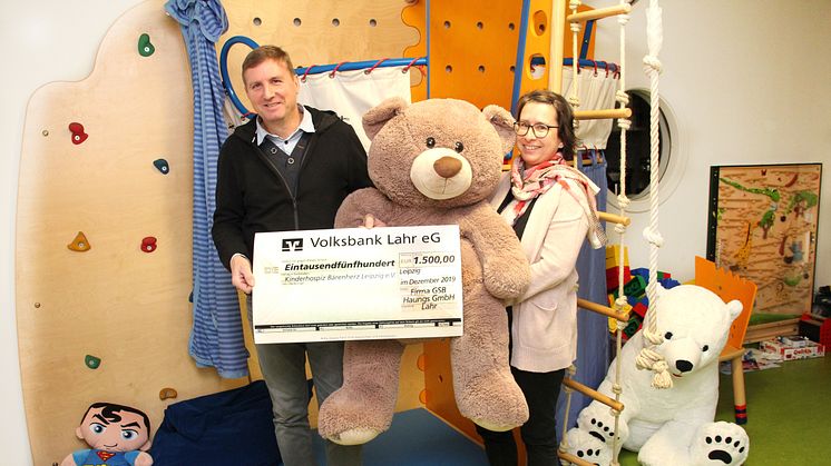 Betriebsleiter der GSB Haungs GmbH, Michael Schmelzle, und Kerstin Stadler vom Kinderhospiz Bärenherz Leipzig präsentieren stolz den Spendenscheck