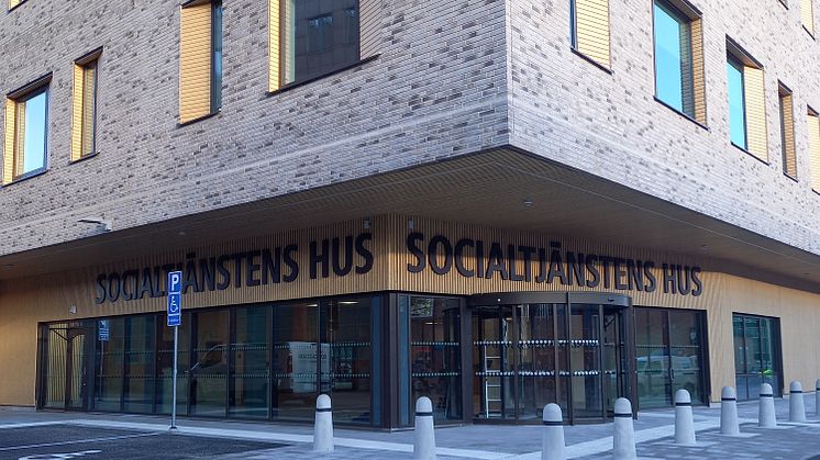 Huvudentré till Socialtjänstens hus på Sigurdsgatan 21