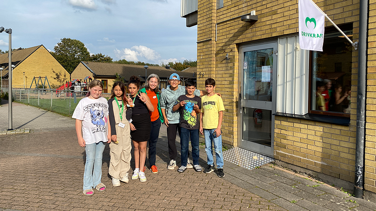 Maria Karlsson från Drivkraft tillsammans med flera av de barn som besöker läxhjälpen på våra bostadsområde.