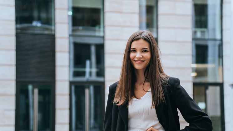 Symbolbild: Theresa Müller kann wieder strahlen. Sie hat den Behandlungsplan ihrer Ärztin konsequent umgesetzt und ist wieder fit für das Leben und die Karriere. Bild: iStock / Iona Studio