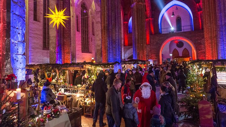 Ein besinnliches Markttreiben im Kerzenschein mit mehr als 60 Händlern erwartet die Besucher in St. Marien in Frankfurt/Oder.