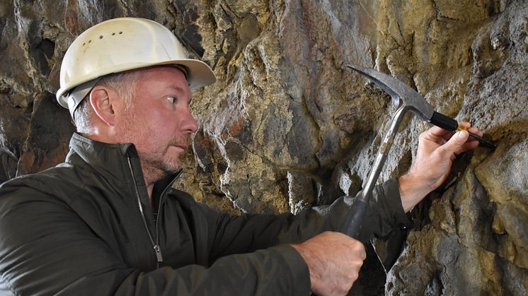 Forskaren Magnus Ivarssons forskning vid Naturhistoriska riksmuseet visar att mikroskopiskt fossil i berggrunden är ett underskattat forskningsområde. Foto Tuva Axbom.