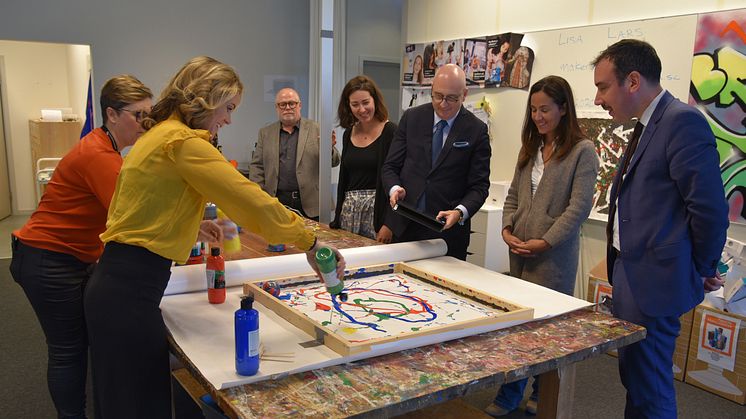 Delegation från Paris besöker Sollentunas skolor och makerzone