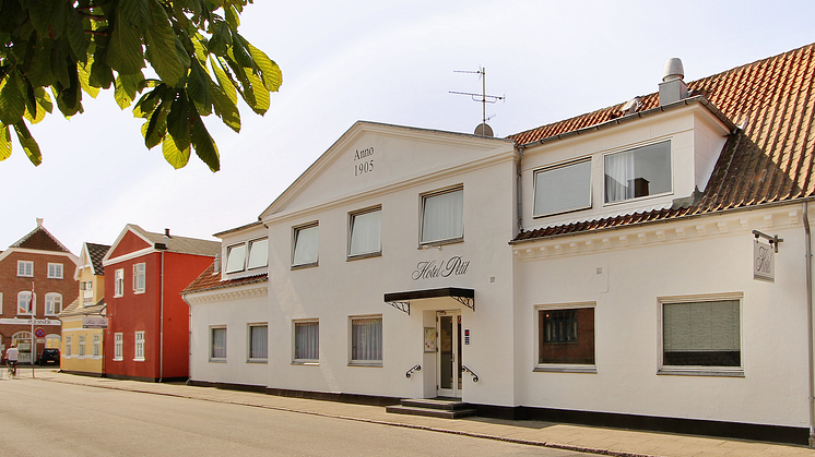 Hotel Petit i Skagen är ett litet och mysigt hotell med ett fantastiskt läge alldeles intill gågatan, Skagens Museum och stationen, och bara en kort promenad till hamnen och Sönderstrand. 