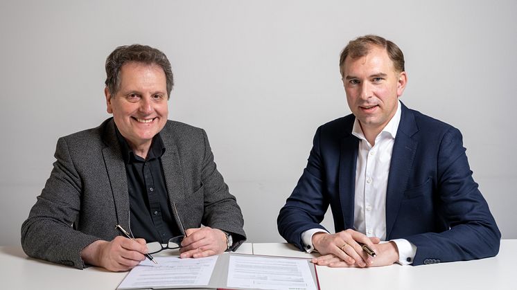 Prof. Dr. Thomas Schwark und Thorsten von Neubeck unterzeichnen den Vertrag zur Übereignung des Museums für Energiegeschichte(n)