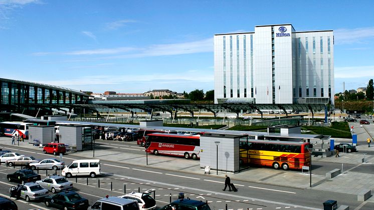 Det eksisterende hotellet på flyplassen ble tidligere driftet av Hilton. Nå blir det et Clarion Hotel.