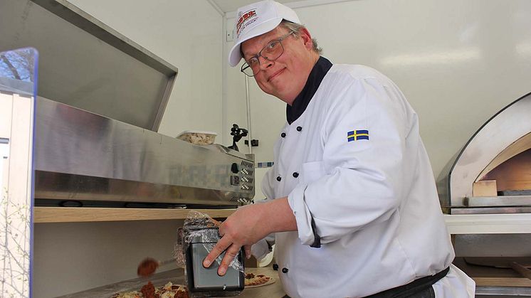 ​Pizzalegenden Fredrik Vikström gjorde comeback genom att bjuda Ria på pizza.