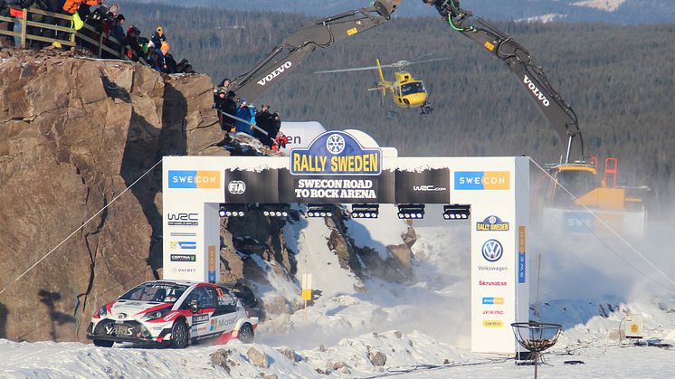 Bild från Rally Sweden 2017 då vinnaren Jari-Matti Latvala passerade Swecon Road to Rock Arena på finaldagen.