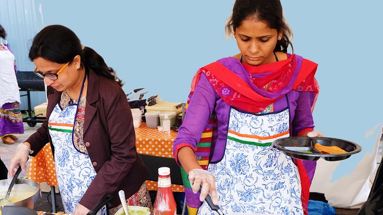 Yesha och Ridhima lagar indisk mat på förra årets Ö-fest.  Foto: Jennie Olsson