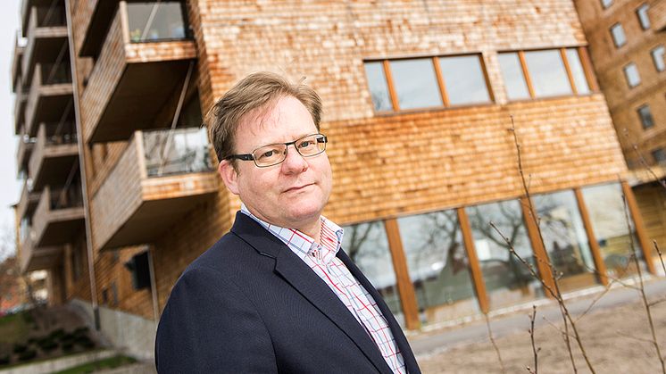 IVL:s Martin Erlandsson vid trähusen i kvarteret Strandparken i Sundbyberg.                  Foto: Anette Andersson