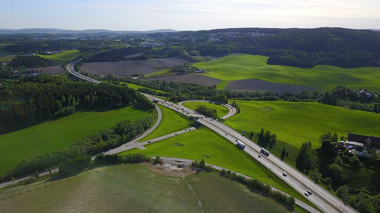 Grankrysset på E6 i Akershus er et eksempel på et planfritt veikryss. Foto: Tommy Gildseth/Wikipedia.