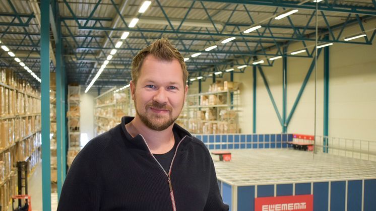 Foto: Richard Pedersen fotografert foran Autostore plukkerobot i det nye lageret i Gneisveien 30