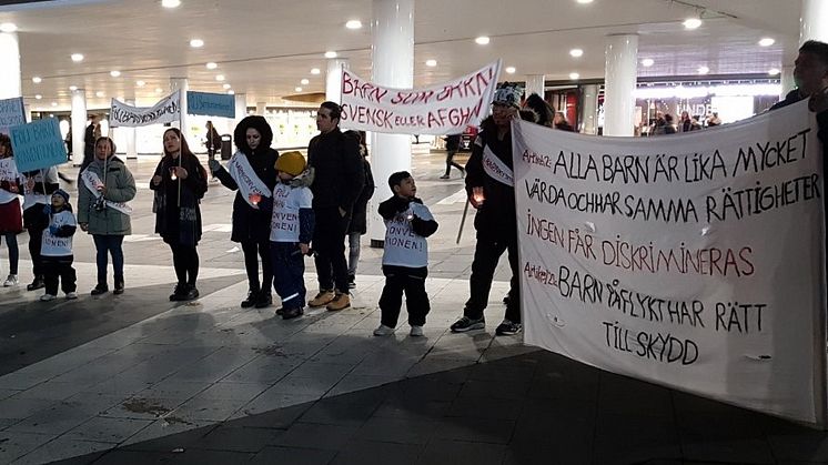 Barnen i novembermörkret på Sergels torg. 