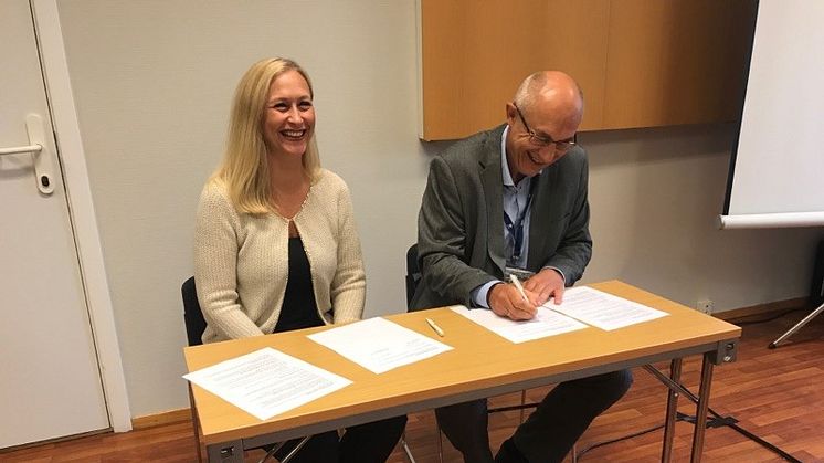 Sjømatrådets Renate Larsen og Mattilsynets Harald Gjein under signeringen