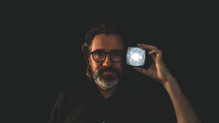 Olafur Eliasson med hans siste versjon av Little Sun. Kreditering: Studio Olafur Eliasson