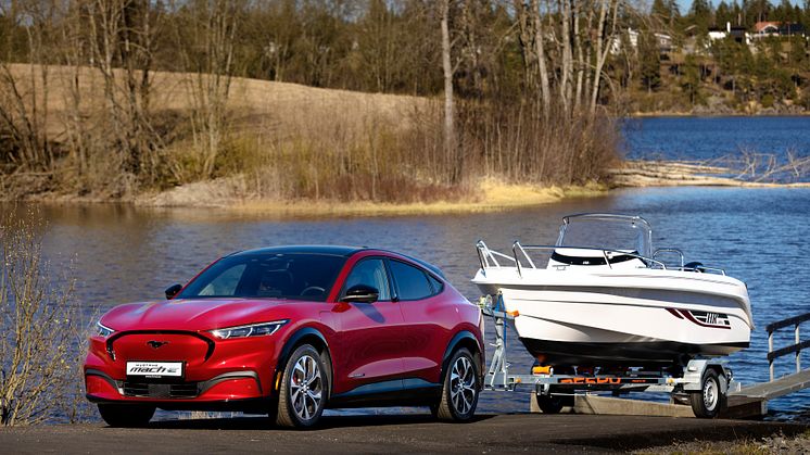 Ford Mustang Mach-E dostal inteligentní automatický tempomat 2.0 a nepřehlédnutelné nové barvy. Nejvyšší hmotnost přívěsu se zvyšuje na 1500 kg