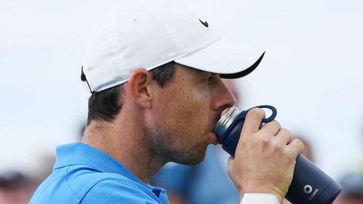 Rory Mcllroy njuter av rent och friskt vatten från sin Bluewater-vattenflaska under mästerskapet The Open i Portrush, Nordirland. (Vänligen ange R&A som källa)