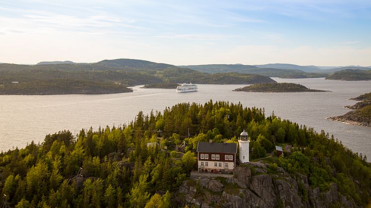 Att kryssa inomskärs i världsarvet Höga Kusten är en minnesvärd upplevelse, bl.a. passeras Högbonden, Sveriges andra högsta fyr.