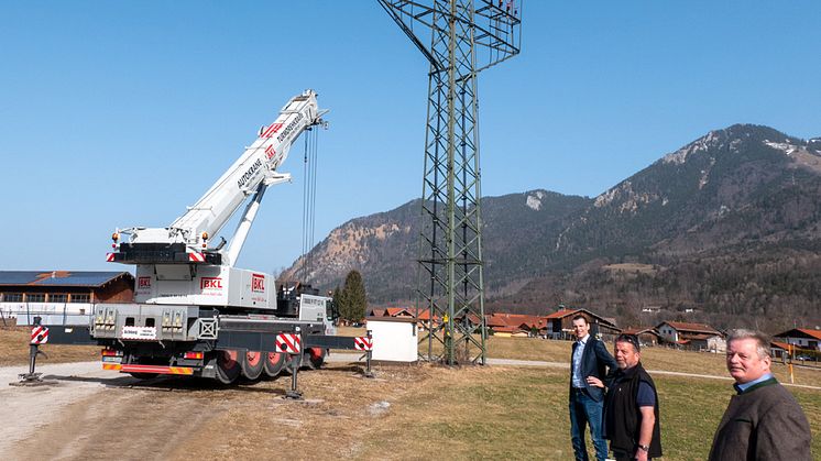 Abschied nach 60 Jahren: Mit dem Rückbau des Strommasts neben dem Sportplatz schließt das Bayernwerk das Projekt zur Verkabelung Unterwössens ab. Dabei: Bürgermeister Ludwig Entfellner, Michael Summerer und Michael Mayr vom Netzbetreiber (von vorne).