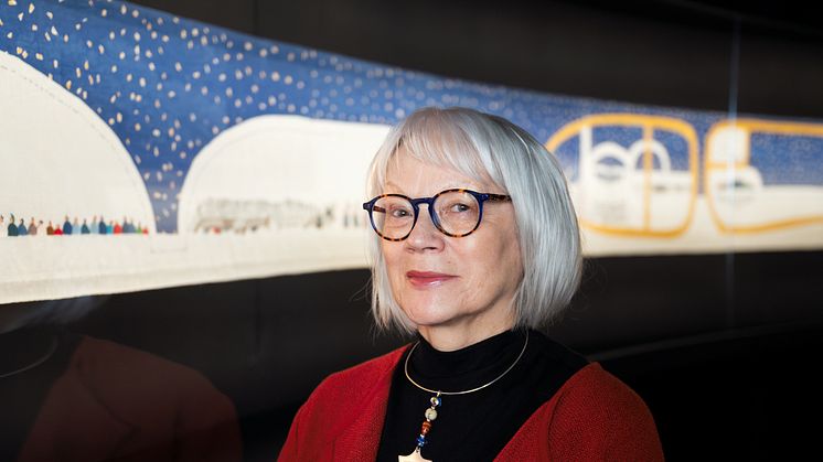 Britta Markatt-Labba foran verket «Historjá» i Nasjonalmuseet. Foto: Ina Wesenberg / Nasjonalmuseet