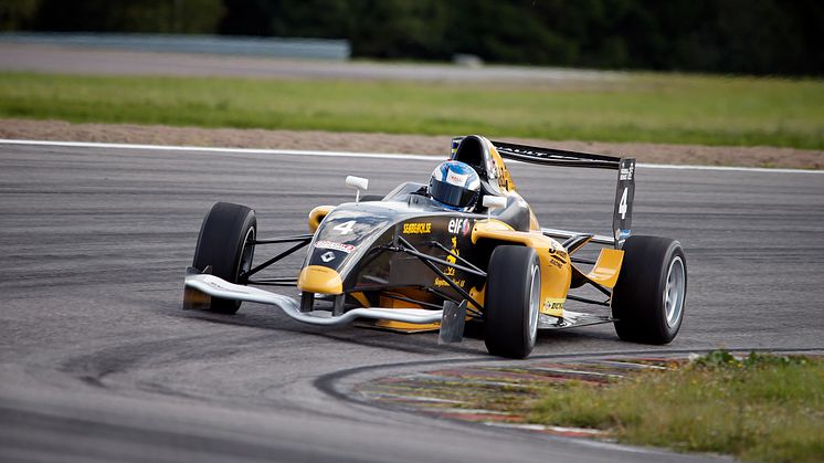 Dramatiskt när Lukas Sundahl tog andra segern i Formel Renault 1,6