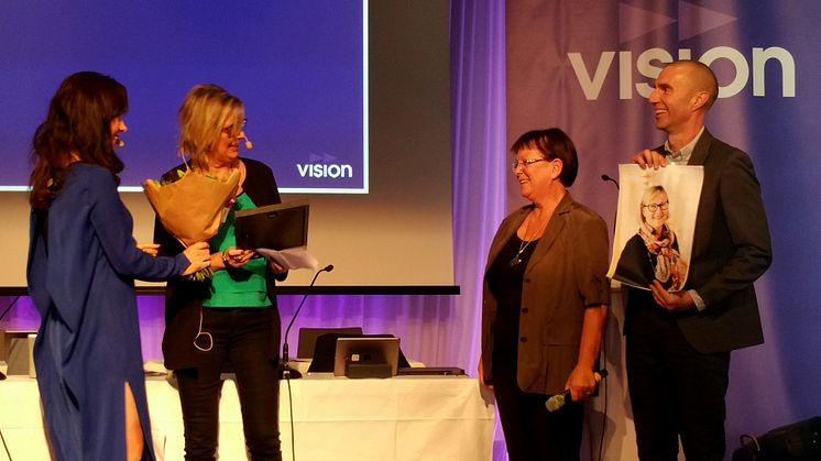 Eva Carmlid och Rustan Nilsson, här tillsammans med Ibi Toth som nominerade Sysav till MR-priset. På fotot Karin Linderos, personalchef. 