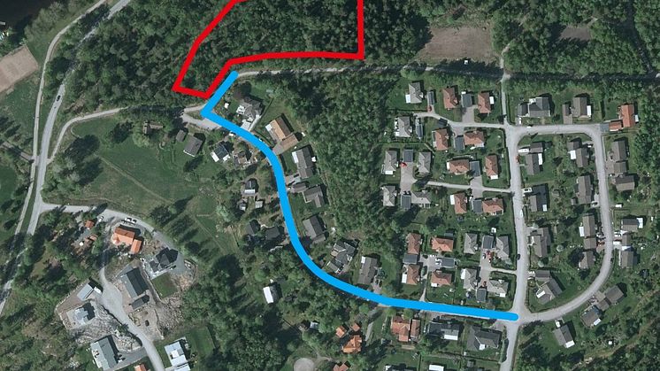 Planerad anslutningsväg (blå) till nytt bostadsområdet (rött).