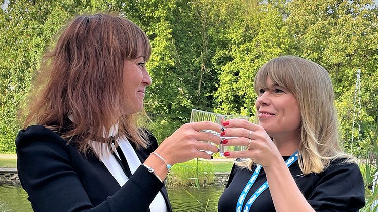 Jeanette Gustafsson och Hanna Sillfors, alkoholhandläggare på Ängelholms kommun, skålar i kranvatten