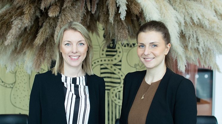 Johanna Allhorn och Izabella Bielecka har förberett lanseringen av nya branschtidningen för yrkesgruppen influencers.