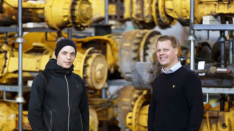 Dennis Olsson, tekniker, och Anders Westby, ansvarig för logistik och inköp, framför ett helt gäng ”nästan-som-nya-hjulaxlar”.