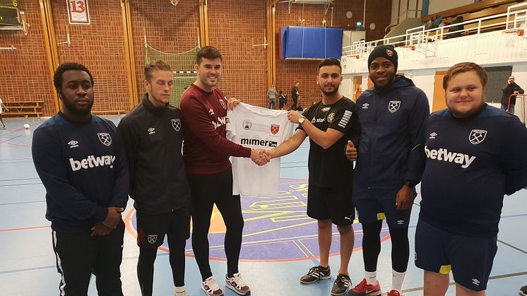 Ledare från West Ham och Västerås delar erfarenheter och ger barn och unga härliga upplevelser under höstlovet. På bilden syns Marché, George, Andrew, Fadi, Aj och Aaron. Alla från West Ham foundation förutom Fadi från Skiljebo Sk.