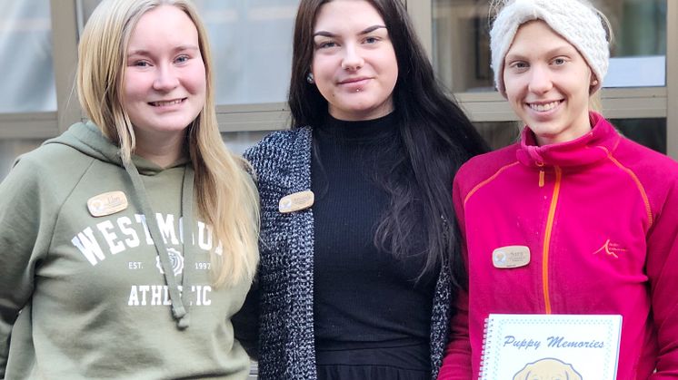 Från vänster; Elin, Amanda och Sara från Realgymnasiet i Uppsala som driver UF-företaget Puppy Memories.