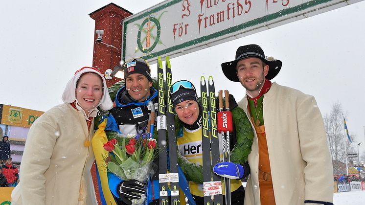 Tore Björset Berdal och Britta Johansson Norgren flankeras av kranskullan Emma Höglund och kransmasen Victor Sticko. Foto: Vasaloppet.