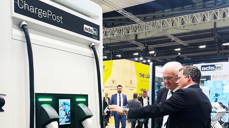 Baden-Württembergs Ministerpräsident Winfried Kretschmann im Gespräch mit Thomas Speidel, CEO ADS-TEC Energy auf der Hannover Messe 2023.