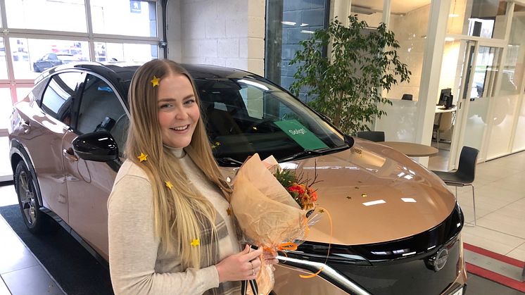 Irene Warloff kjøpte en Nissan LEAF i 2021 og vant en ny bil! Hun valgte en ny Nissan ARIYA fra Birger N. Haug. 